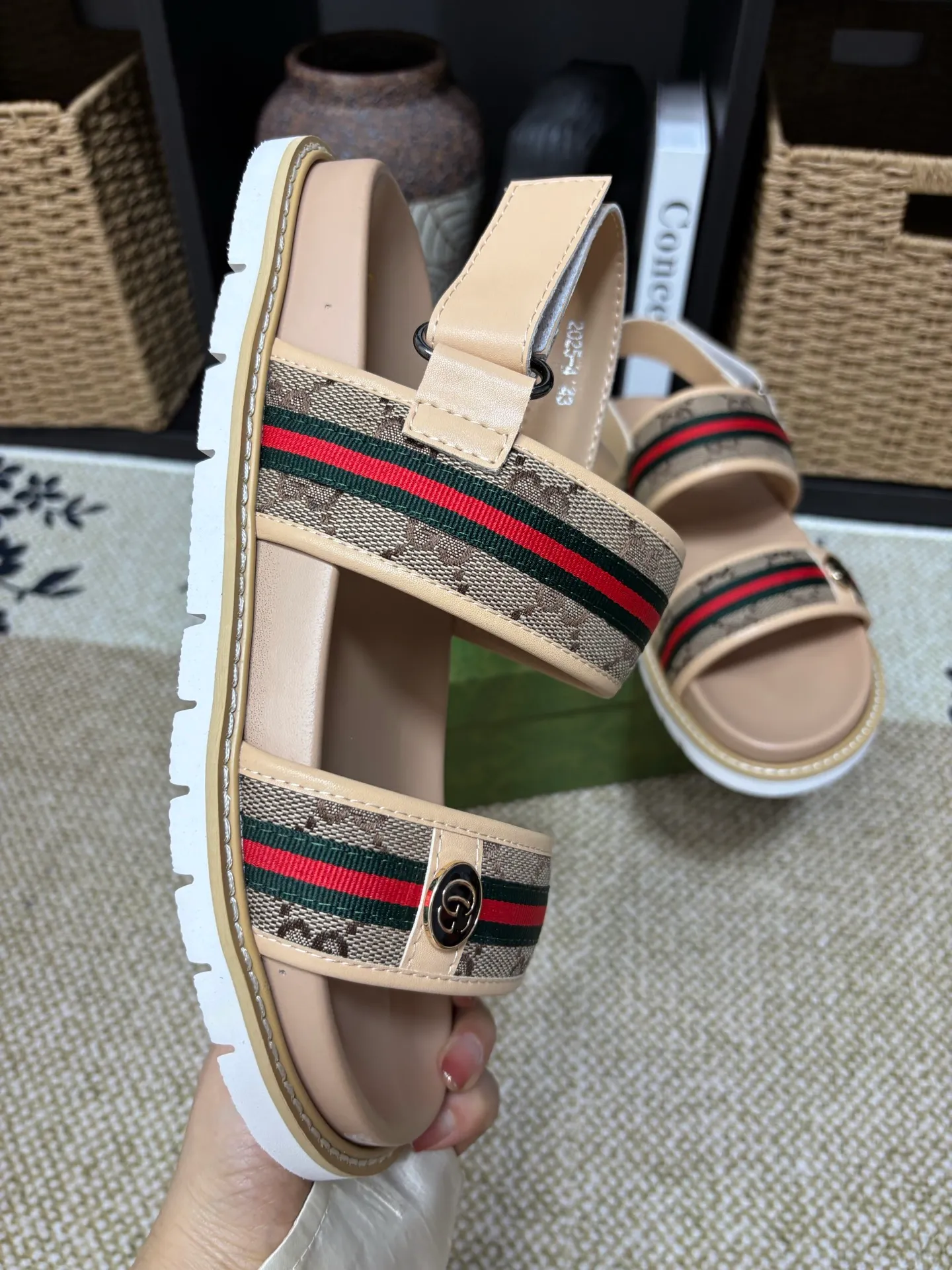 Factory 💰 300 yuan Gucci slippers] high-end men's shoes brand official website 1:1 latest masterpiece: original mold customization, the fabric is made of imported original materials, upgraded outsole, lighter and non-slip. The market's top quality, simple yet tasteful, a must-have for fashionistas, fashionable at your feet, full of confidence, the same style at the counter 👍The season of summer slippers is here. Code: 38-45 (45 customized)